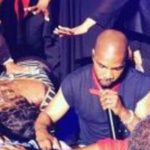 Watch Kirk Franklin Pray For A Sick Fan In A Concert 5