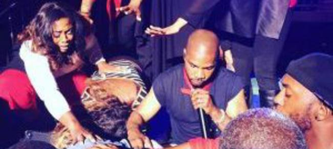 Watch Kirk Franklin Pray For A Sick Fan In A Concert 1