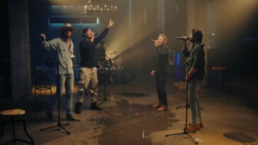 CHRIS TOMLIN PERFORMS THANK YOU LORD